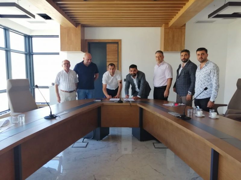 ÖZEL ANTAKYA TEKNOKENT KOLEJİ İLE ANTAKYA ORGANİZE SANAYİ BÖLGESİ YÖNETİM KURULU ARASINDA İŞBİRLİĞİ PROTOKOLÜ İMZALANDI... Hatay  İlinin Antakya İlçesinde mesleki ve teknik eğitimin, eğitsel, sosyal ve ekonomik gereksinimlerinin giderilmesi yoluyla güçlendirilmesi; sektörlerde ihtiyaç duyulan nitelikli işgücünün Okul-Sanayi İşbirliği Protokolünün en üst düzeyde sağlanması amacıyla Özel Antakya Teknokent Koleji İle Antakya OSB arasında işbirliği protokolü imzalandı. Özel Antakya Teknokent Koleji Kurucusu Sn. Emrullah AVCI, Okul Müdürü Fırat GÜVERCİN ve Antakya OSB yönetim kurulu başkanı Sn. Tahsin KABAALİ, Yönetim Kurulu Başkan Vekili Lütfullah BAKIR, yönetim kurulu üyeleri Ahmet TANER ve Hüseyin KAZAR'ın katılımlarıyla İşbirliği Protokolü imzalandı. Özel Antakya Teknokent Koleji Kurucusu Sn. Emrullah AVCI; "Geleceğin rekabet dolu dünyasında fark yaratacak, yaratıcı,kendine güvenen,21. yüzyılın becerileriyle donanmış bireyleri yetiştirme hedefi ile yola çıktık. Akademik Eğitimin yanı sıra Teknik eğitimimizi donanımlı 16 Atölyemizde gerçekleştirmekle birlikte, EĞİTİM-ÜRETİM-İSTİHDAM odaklı GELECEĞİN EĞİTİM MODELİNİ uygulamaktayız. Bu minvalde imzalanan protokolün başta velilerimiz olmak üzere tüm paydaşlarımıza hayırlı olmasını temenni ederim" dedi. Antakya OSB yönetim kurulu başkanı Sn. Tahsin KABAALİ ise; "İmzalanan protokolle AOSB'nin ihtiyacı olan nitelikli iş gücünün karşılanabilmesi adına önemli bir adım atılmıştır. Protokolün başta AOSB'nin yatırımcıları olan İş adamlarımıza ve Antakya'mıza hayırlara vesile olmasını dilerim" dedi.